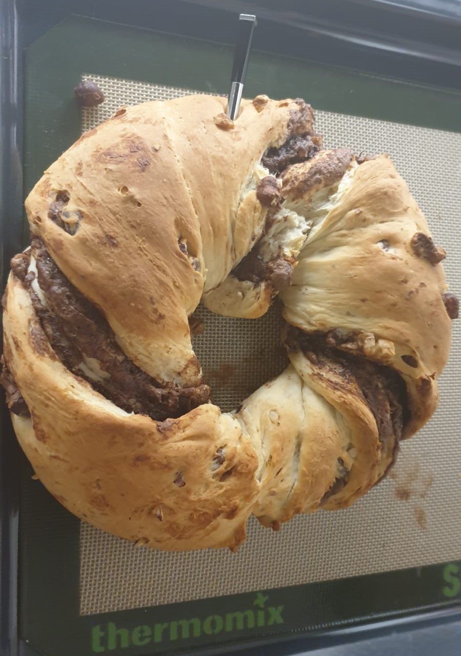 Thermomix Sensor umieszczony w domowym wypieku podczas pieczenia