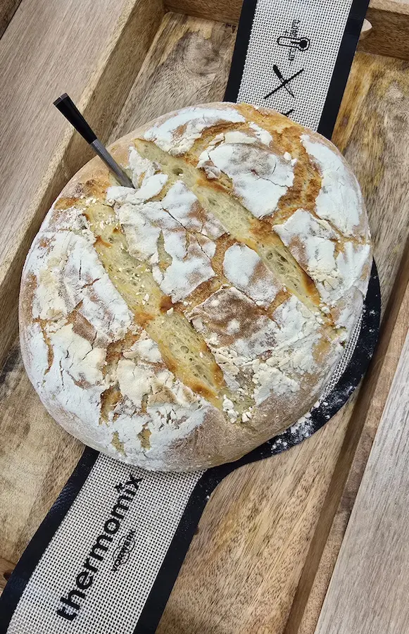 Domowy chleb przygotowany z ciasta wyrobionego w Thermomix