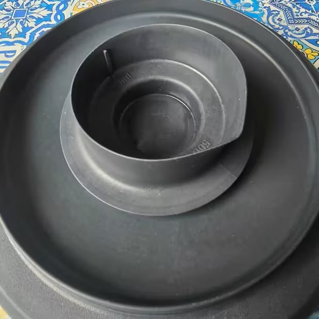 Czarna miarka Thermomix TM6 służąca jako pokrywa otworu w naczyniu miksującym, z widoczną podziałką do odmierzania 50 ml i 100 ml oraz profilowanym wnętrzem