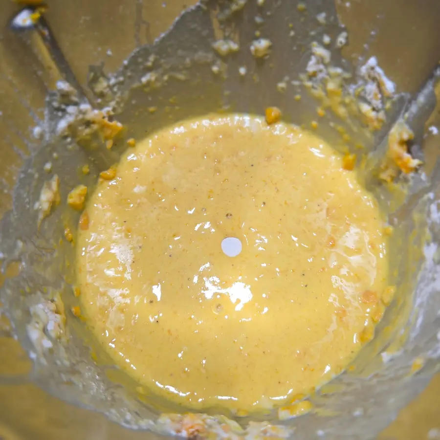 Gotowe żółte ciasto na gofry dyniowe w naczyniu miksującym Thermomix