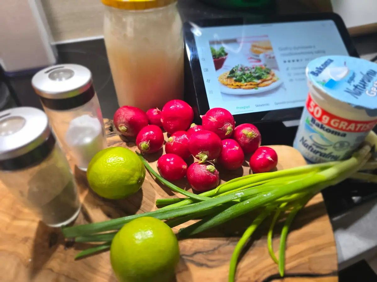 Świeże rzodkiewki, szczypiorek, limonka i jogurt do salsy rzodkiewkowej Thermomix