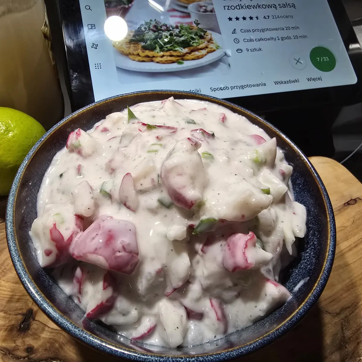 Gotowa salsa rzodkiewkowa z jogurtem i szczypiorkiem w ciemnej miseczce