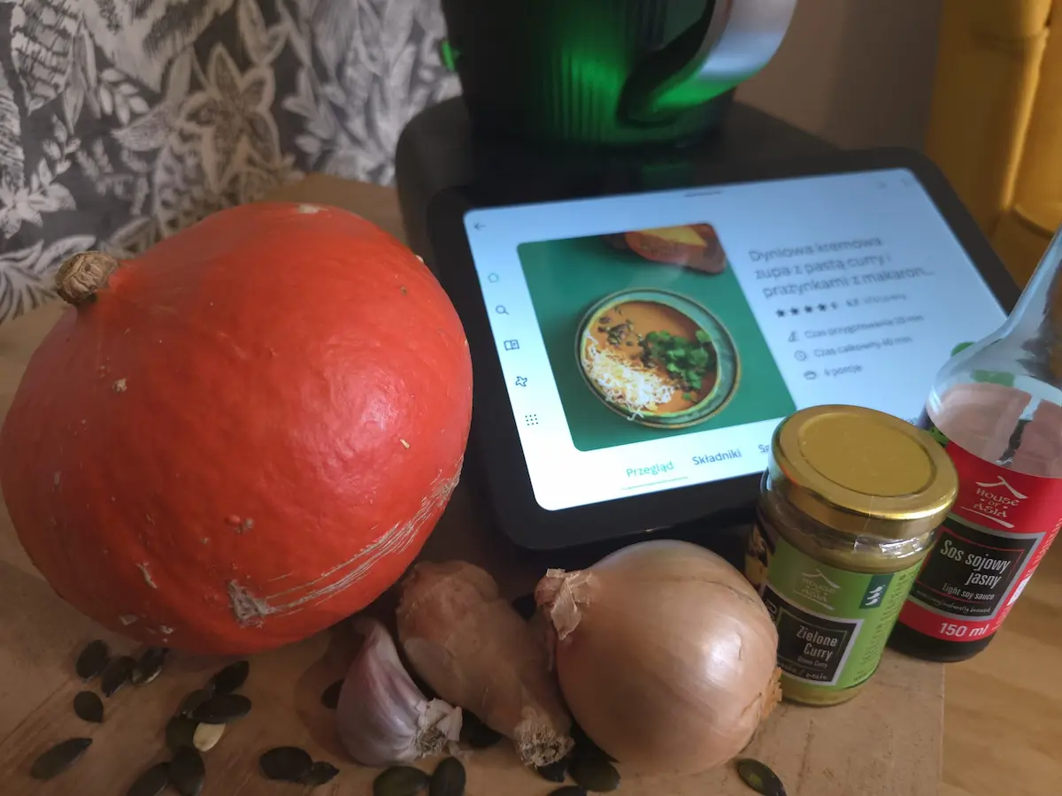 Dynia Hokkaido, imbir, czosnek, cebula i pasta curry przygotowane do zupy dyniowej Thermomix