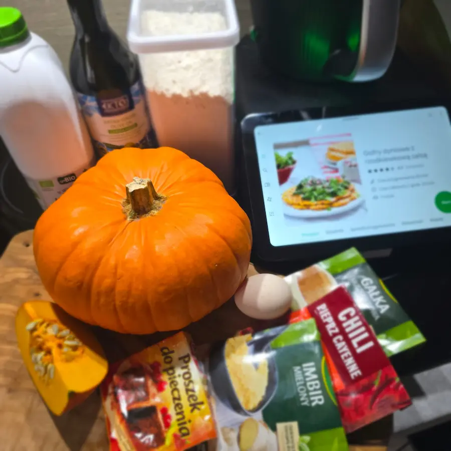 Dynia Hokkaido, przyprawy i składniki na gofry dyniowe obok Thermomix TM7