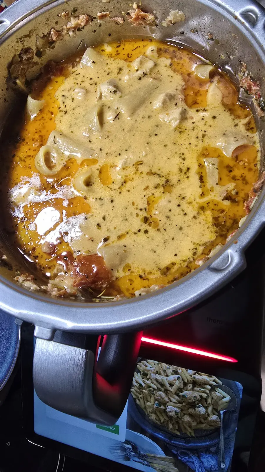 Ugotowany makaron z kawałkami kurczaka w kremowym sosie śmietanowym, widoczny w naczyniu Thermomix TM7