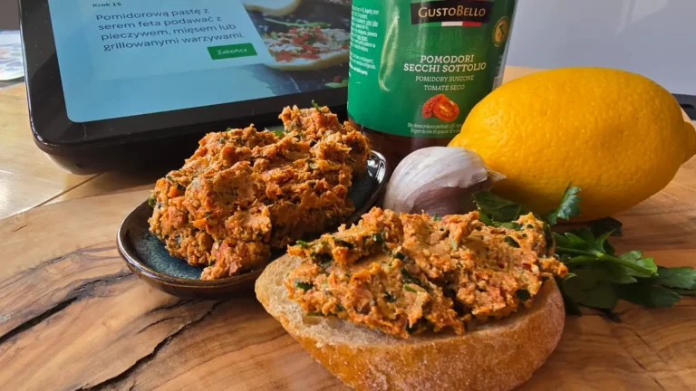 Pasta z suszonych pomidorów Thermomix z fetą na pieczywie