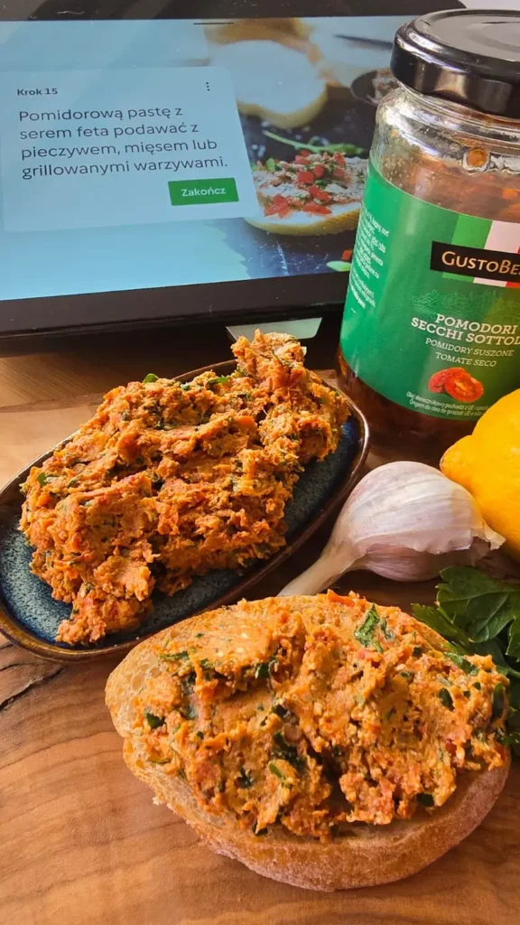 Pasta z suszonych pomidorów Thermomix z fetą podana na pieczywie