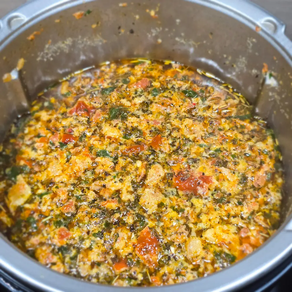 Aromatyczna baza sosu z suszonymi pomidorami i ziołami w naczyniu miksującym Thermomix