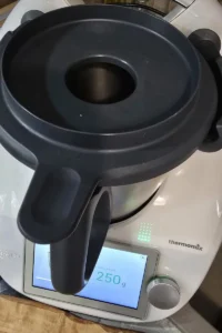 Test wagi Thermomix TM6 z pokrywą naczynia miksującego – wynik 250 g
