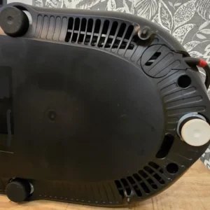 Spód Thermomix TM7 z czarnymi nóżkami wagi i białą stopką ślizgową