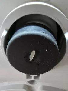 Ziarenko ryżu pod nóżką Thermomix TM6 mogące zakłócać działanie wagi